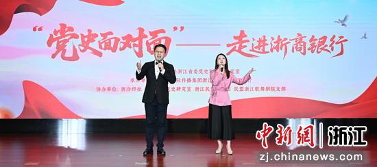 图为：一级演员张劼倩领唱《我和我的祖国》。中新社记者 孙杨洋 摄