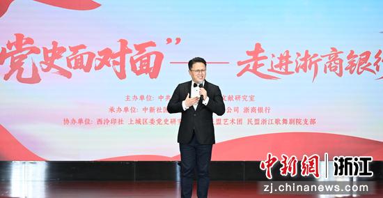图为：一级演员王靖带来男声独唱《红星照我去战斗》。中新社记者 王刚 摄