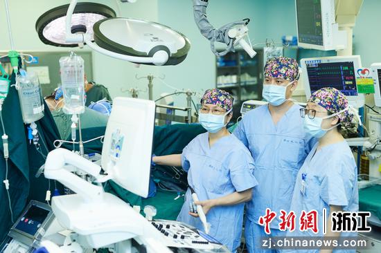 浙大二院麻醉手术部严敏教授（左一）团队开展术中经食道超声监测。浙大二院供图