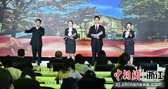 图为：浙商银行党员代表献上朗诵《红土地·新征程》。中新社记者 王刚 摄