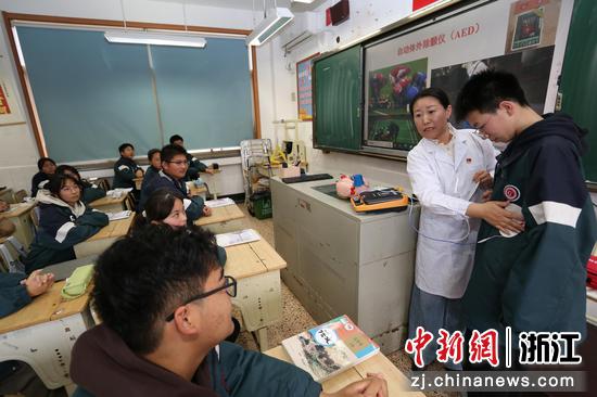 图为：护士长讲解AED使用方法。中新社发 单明铭 摄