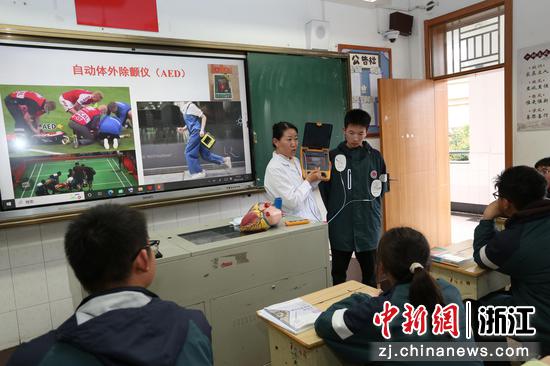 图为：护士长为学生讲解AED的使用方法。中新社发 单明铭 摄