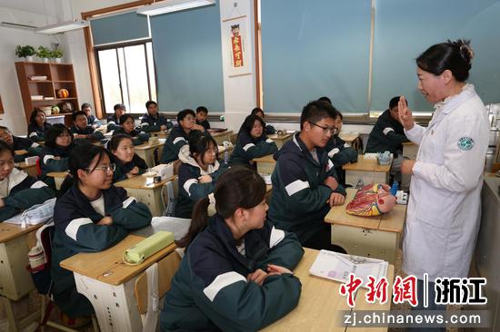 图为：护士长为学生讲解心脏结构。中新社发 单明铭 摄