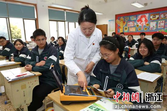 图为：护士长为学生讲解AED的使用方法。中新社发 单明铭 摄