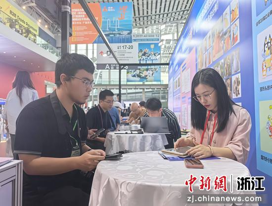 2025年5月，团队在广交会上和采购商洽谈。（浙江财经大学供图）