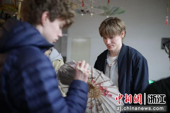 近日，学生体验传统纸伞工艺。&nbsp;（主办方供图）