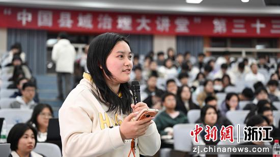 图为：现场学生提问互动。中新社记者 王刚 摄