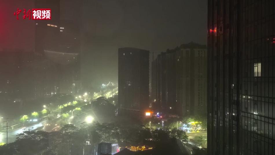 广西南宁遭遇强对流天气 凌晨“狂闪”不停