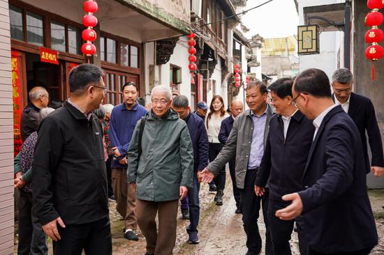 翻译家周克希走在松阳县赤岸村里。（均由邢千里摄）
