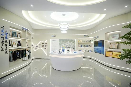 展厅内陈列着公司的各类产品。