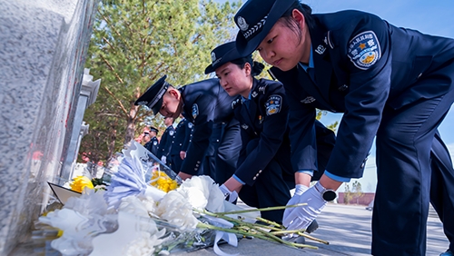 新疆塔城：戍边民警举行“清明祭英烈”祭扫活动
