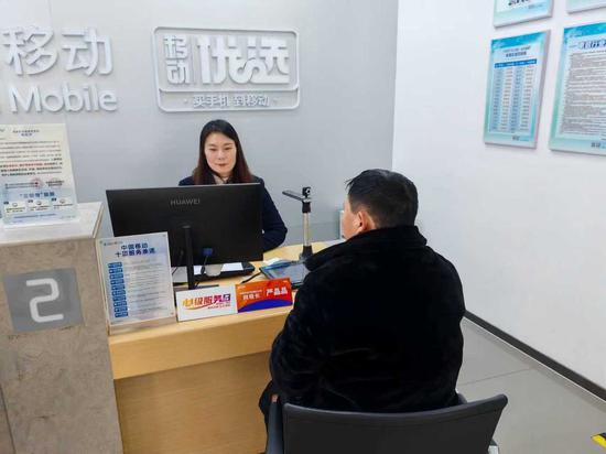 网格长严晶晶正在接待到厅的客户。通讯员供图