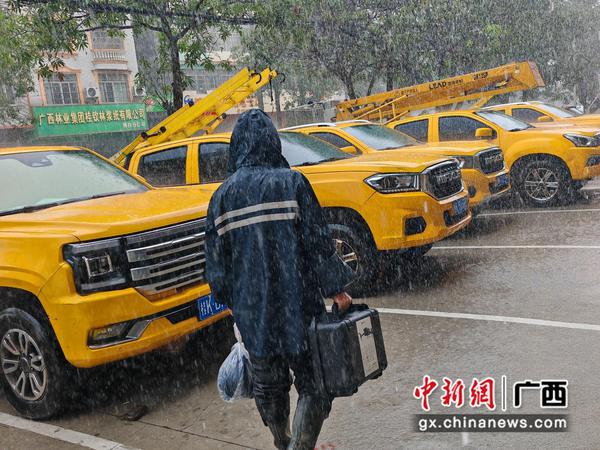 博白供电局附城供电所抢修人员冒雨准备前往故障点巡线。黄胤 摄
