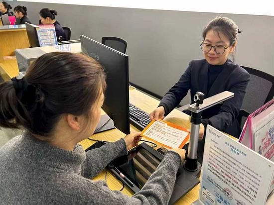 移动营业厅打造“阳光资费墙”。通讯员供图