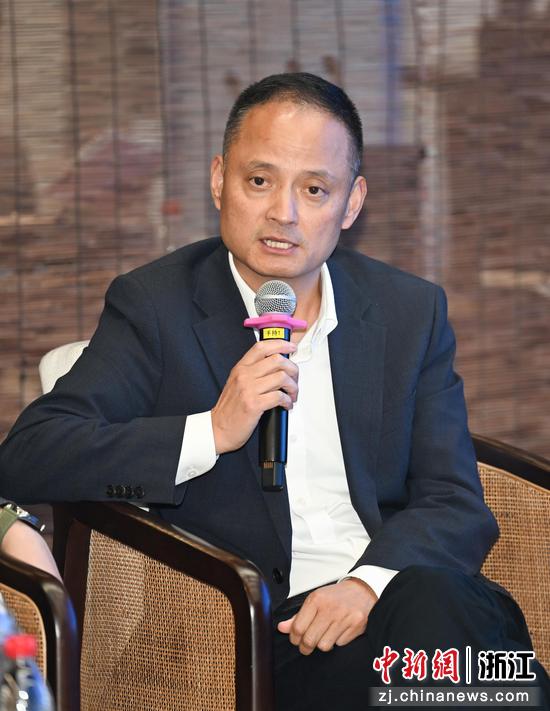  图为：杭州市钱塘区当代国际化研究中心理事长滕玲建进行分享。中新社记者 王刚 摄