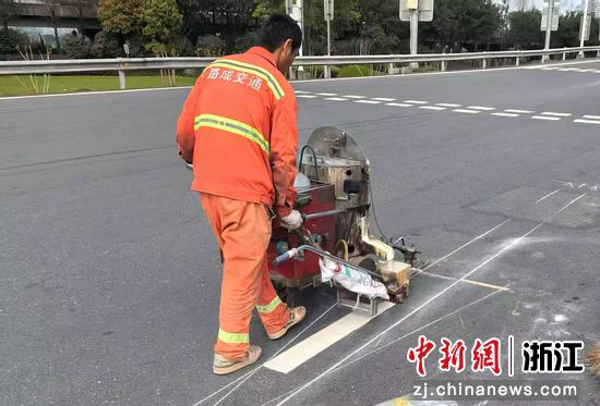 工作人员运用新型环保材料开展精准修补。&nbsp;温州管理中心&nbsp;供图