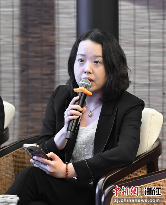 图为：巨星控股集团党委副书记、副总裁盛蕾佳进行分享。中新社记者 王刚 摄