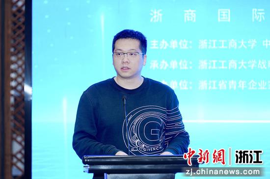 图为：天通控股股份有限公司副董事长、总裁潘正强进行分享。中新社记者 王刚 摄