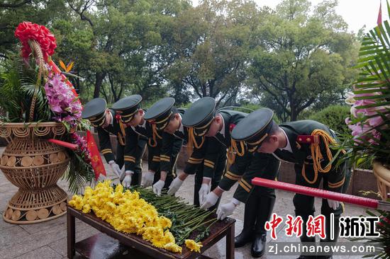 武警杭州支队官兵在蔡永祥烈士雕像前献花。武警杭州支队&nbsp;供图