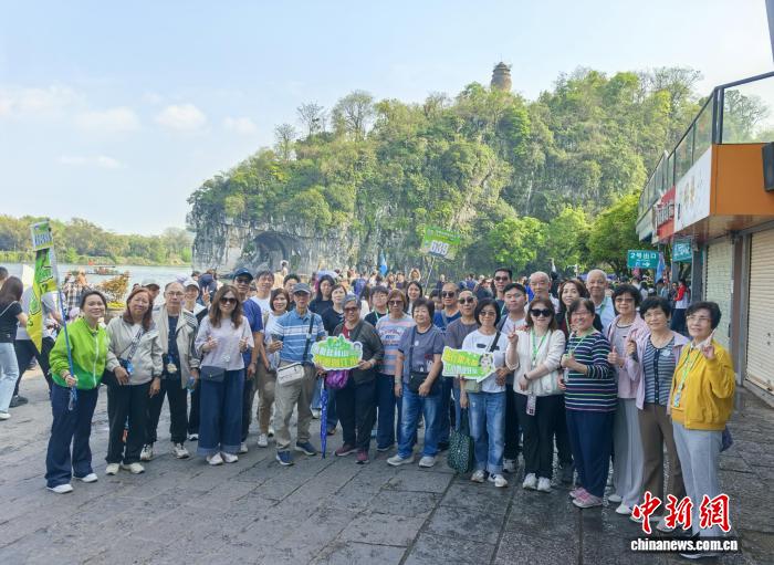 2000余名香港游客乘专列赴桂林北上踏春