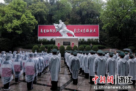 武警杭州支队官兵在蔡永祥烈士雕像前举行祭扫活动。武警杭州支队&nbsp;供图