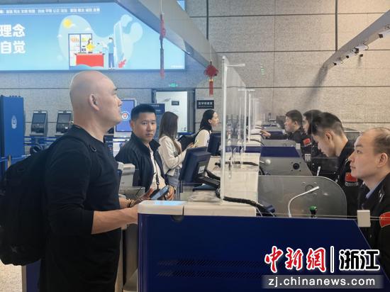 近日，浙江宁波机场出入境边防检查站现场。汤皓添&nbsp;摄