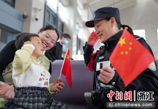 图为：民警和旅客互动。中新社发 贺瑞明 摄