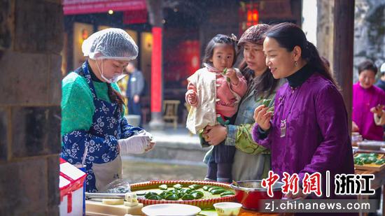 图为：清明馃制作技艺比赛吸引游人。中新社发 魏礼鸿 摄