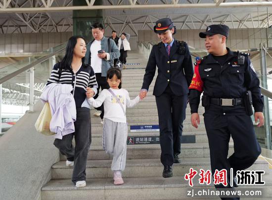 图为：民警引导旅客下台阶。中新社发 贺瑞明 摄