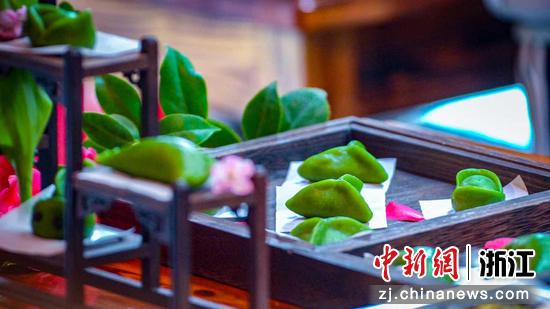 图为：选手制作的清明馃。中新社发 魏礼鸿 摄