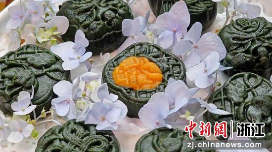 图为：选手制作的清明馃。中新社发 郑文良 摄