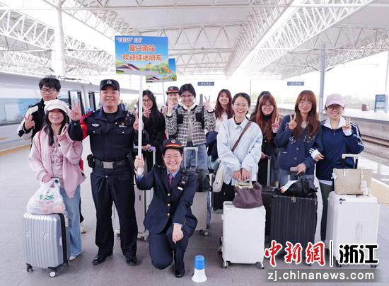 图为：民警和旅客合影留念。中新社发 贺瑞明 摄