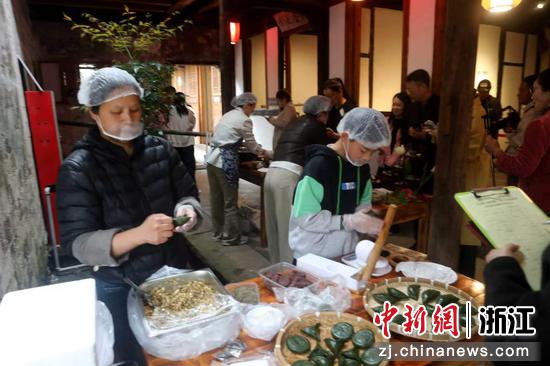 图为：清明馃制作技艺比赛现场。中新社发 张黎明 摄