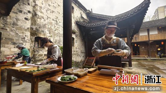 图为：清明馃制作技艺比赛现场。中新社发 郑文良 摄
