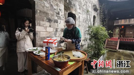 图为：清明馃制作技艺比赛吸引游人。中新社发 郑文良 摄