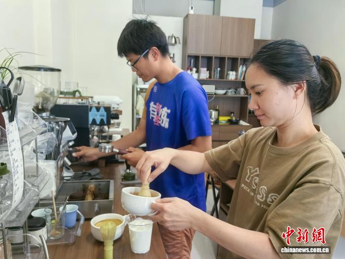 飞盘为媒咖啡筑巢 台青夫妻南宁逐梦