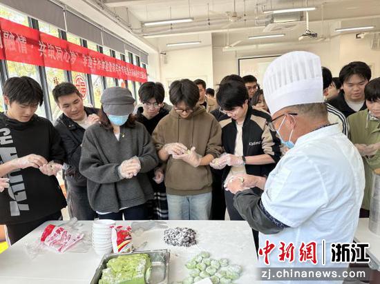 近日，青团制作现场。（浙江水利水电学院供图）
