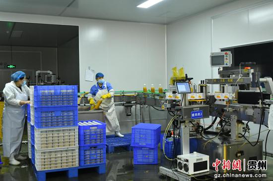 工人在车间内作业