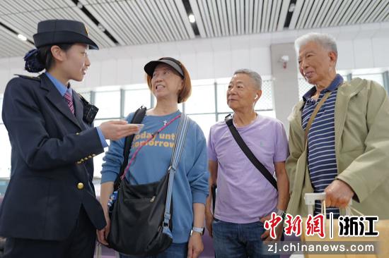 图为：民警向旅客普及安全知识。中新社发 贺瑞明 摄