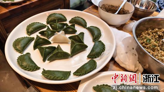 图为：选手制作的清明馃。中新社发 郑文良 摄