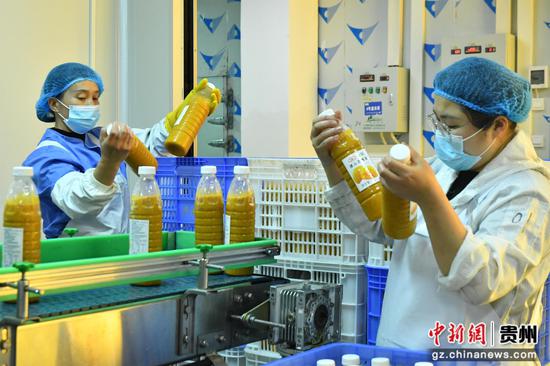 员工正在进行产品贴标作业