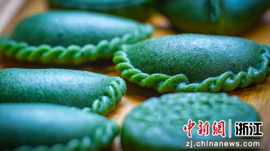 图为：选手制作的清明馃。中新社发 魏礼鸿 摄