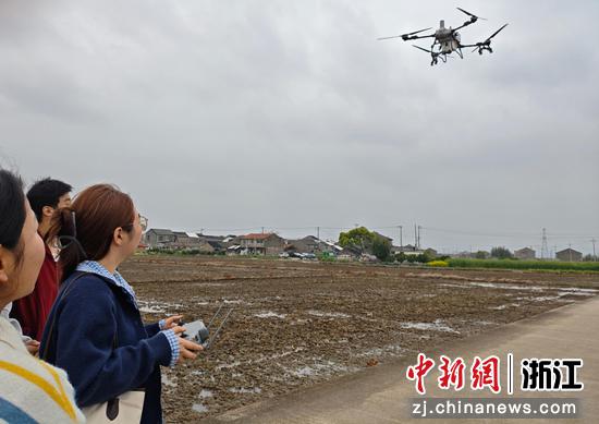 近日，无人机播种现场。（浙江工商职业技术学院供图）