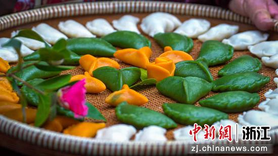图为：选手制作的清明馃。中新社发 魏礼鸿 摄