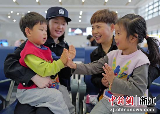 图为：民警和旅客互动。中新社发 贺瑞明 摄