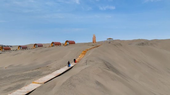 游客前往滑沙体验区。

