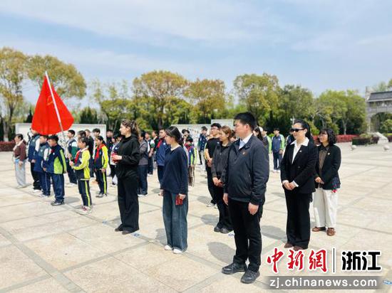 近日，祭扫活动现场。（浙江水利水电学院供图）