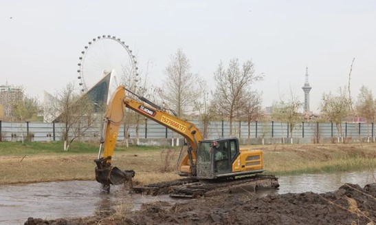 现场正在进行挖掘机作业，工程有序稳步推进。喀什地区融媒体中心 记者陈文军 摄

