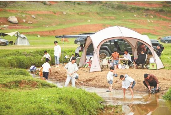 清明节假期，黔西南州安龙县天气持续晴好。许多露营爱好者在海子镇天盖海子搭帐篷露营休闲，亲近自然，享受美好时光。刘朝富 摄