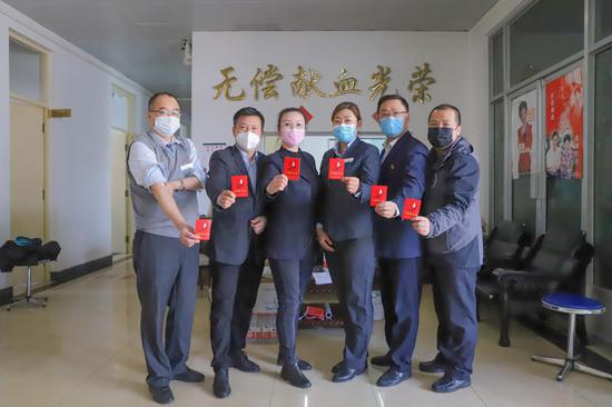 农行新疆塔城兵团分行员工自发组织献血。